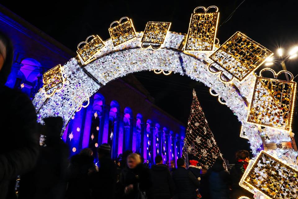 Georgia’s main Christmas tree has been festively lit up in Tbilisi geotv.ge